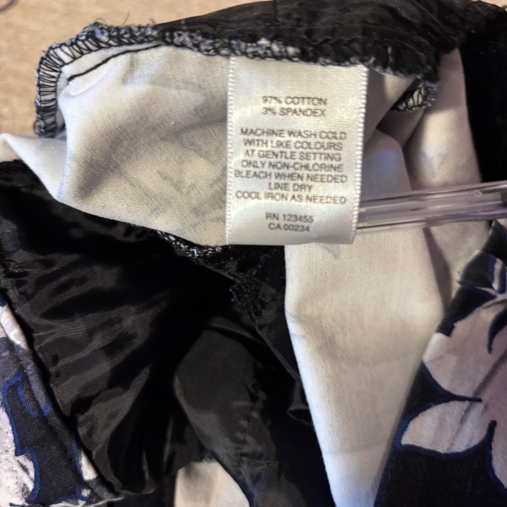 Lord & Taylor Black and White Floral Capris ~ Size 12 - Picture 5 of 5